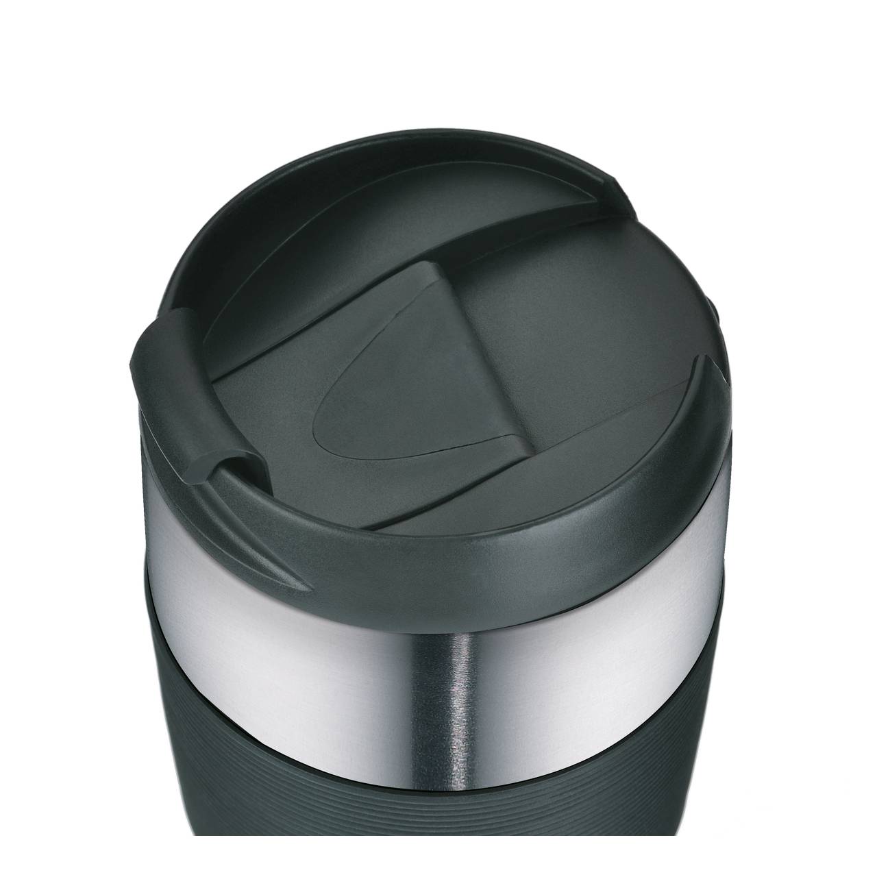 Auf dem Bild ist die Oberseite eines dunkelgrauen Thermobechers zu sehen. Der Deckel hat eine gewölbte Form mit einer Trinköffnung und einer verschiebbaren Abdeckung. Der Becher hat einen silbernen, metallischen Rand.