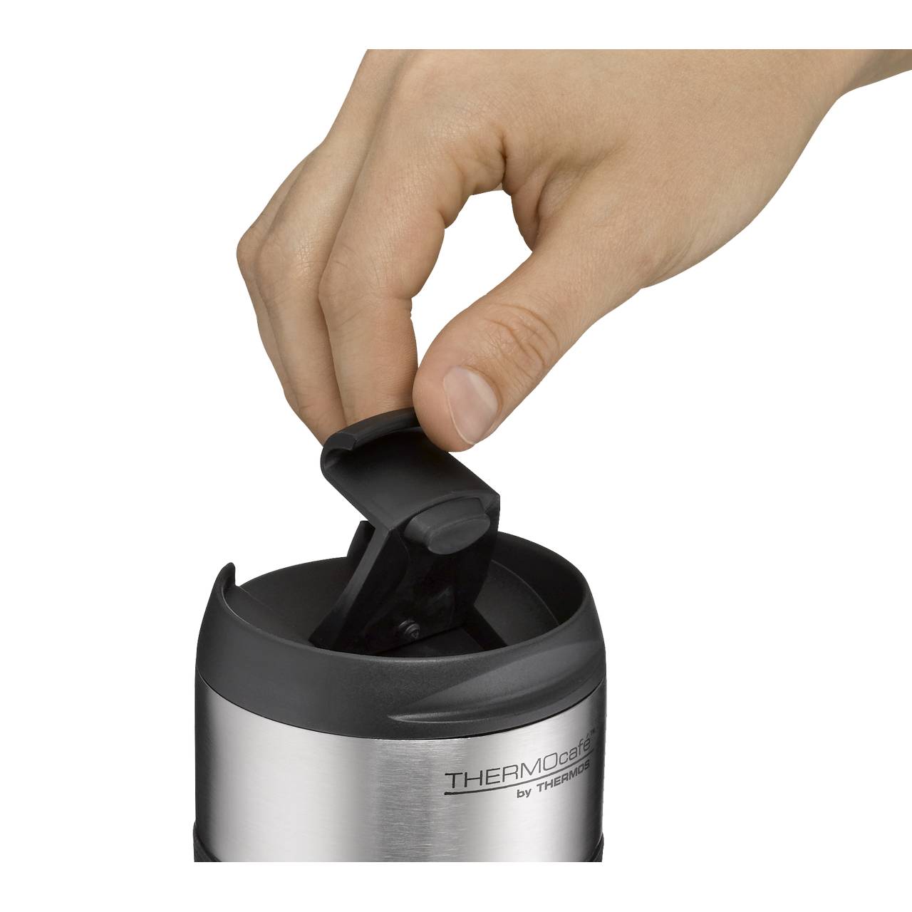 Eine Hand öffnet den Deckel eines silbernen Thermobechers mit schwarzem Rand, auf dem "THERMOcafé by THERMOS" steht. Der Deckel hat eine Klappe, die von der Hand angehoben wird.