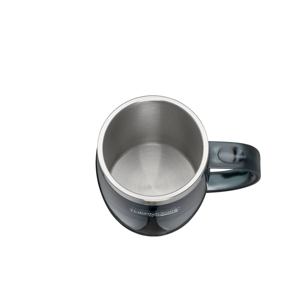 Das Bild zeigt eine leere, silberfarbene Thermoskanne von oben, mit einem dunklen, leicht transparenten Henkel an der rechten Seite. Der äußere Rand der Tasse ist metallisch glänzend.
