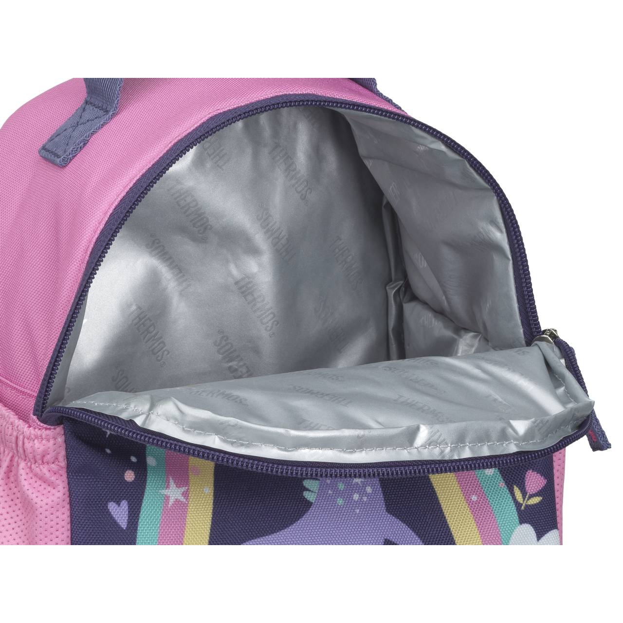 Das Bild zeigt einen geöffneten, isolierten Bereich einer Kinder-Brotzeitbox in lila und pink. Der Innenraum ist mit silberner Isolierung ausgekleidet. Außen sind bunte Streifen und Herzen zu sehen.