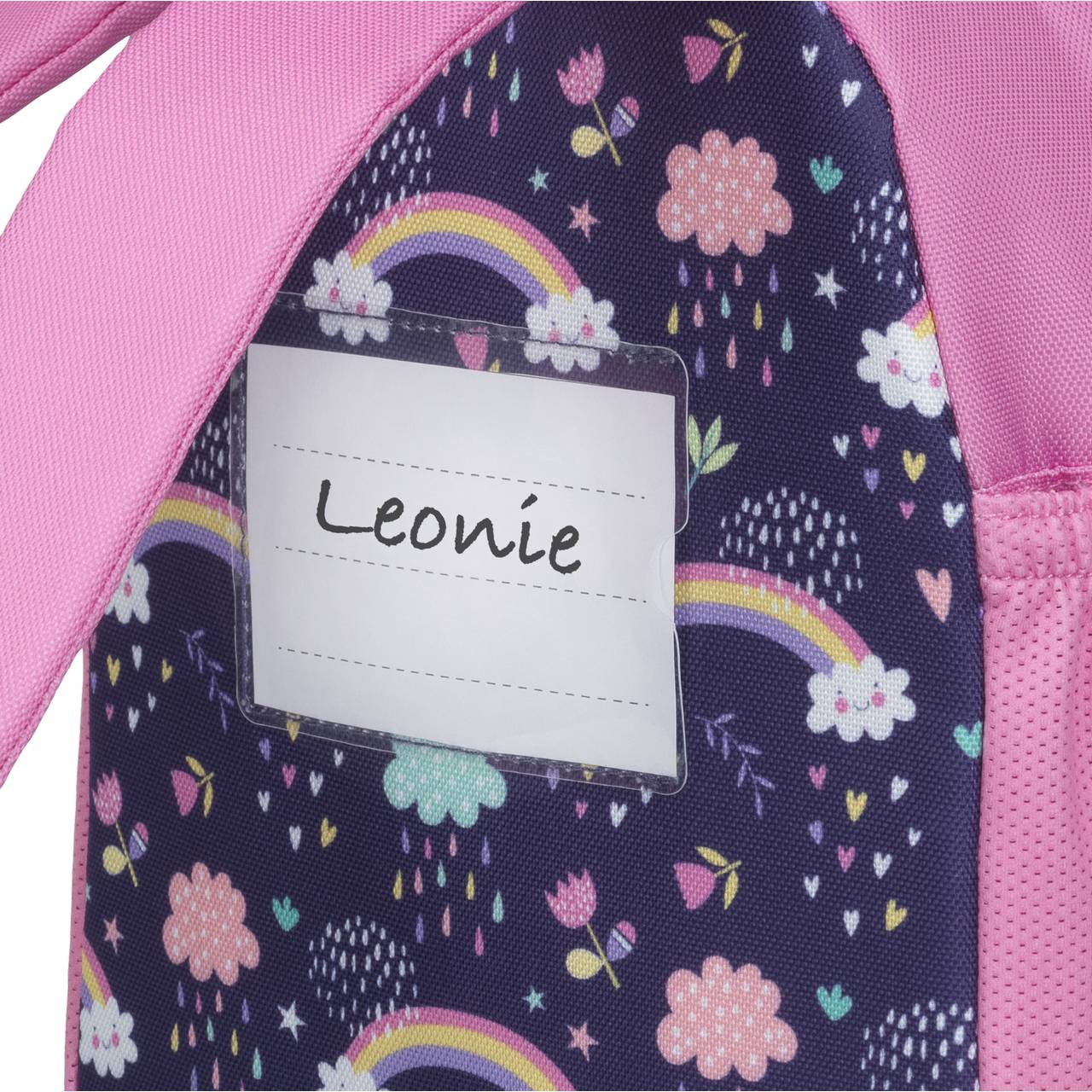 Das Bild zeigt einen pinkfarbenen Rucksack mit bunten Mustern aus Wolken, Regenbögen und Blumen. Auf dem Rucksack befindet sich ein Namensschild mit der handgeschriebenen Aufschrift "Leonie".
