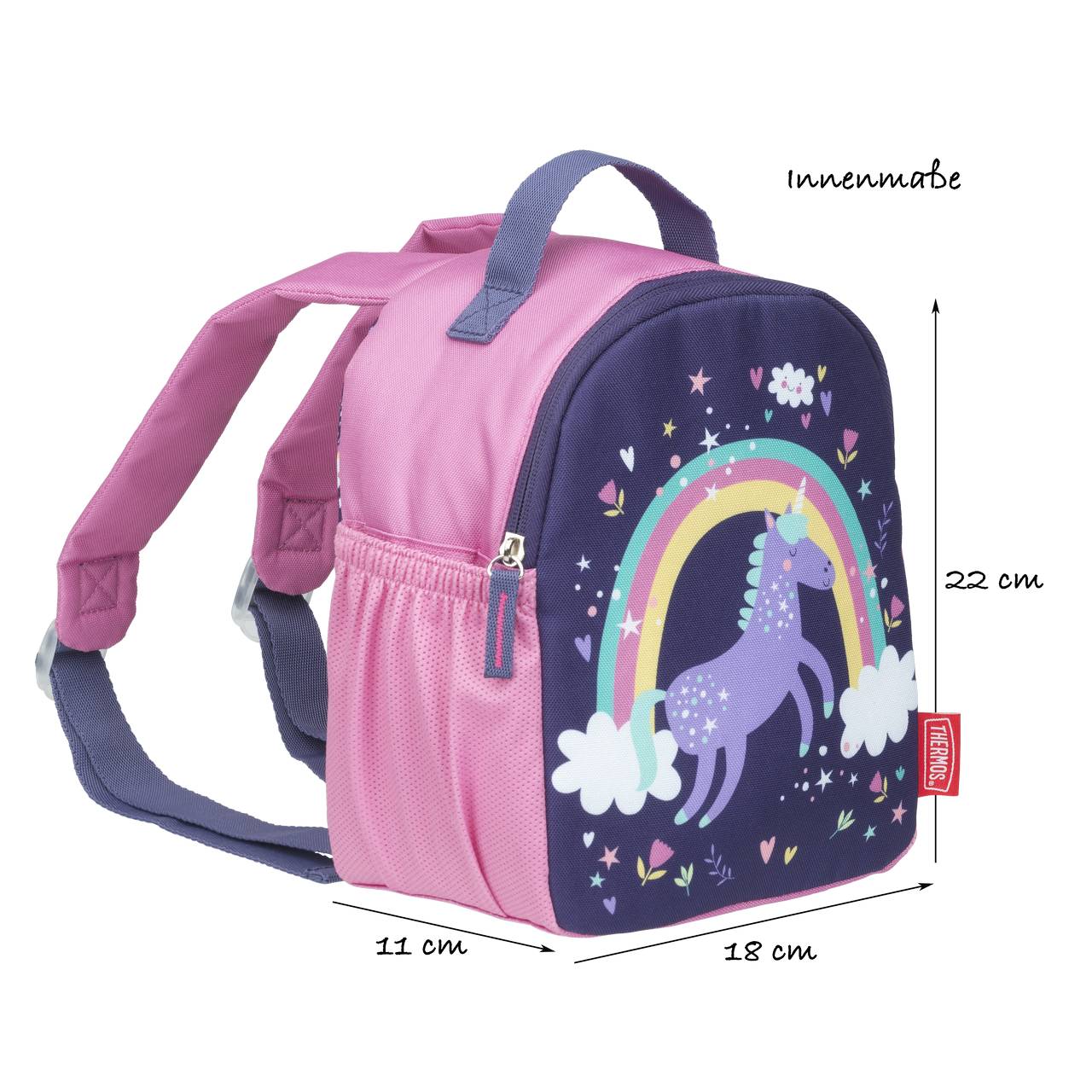 Der Rucksack ist hauptsächlich rosa mit lila Elementen und zeigt ein Einhornmotiv vor einem bunten Regenbogen. Er hat zwei Schulterriemen und eine seitliche Netztasche. Die Maße sind 22 cm hoch, 18 cm breit und 11 cm tief.