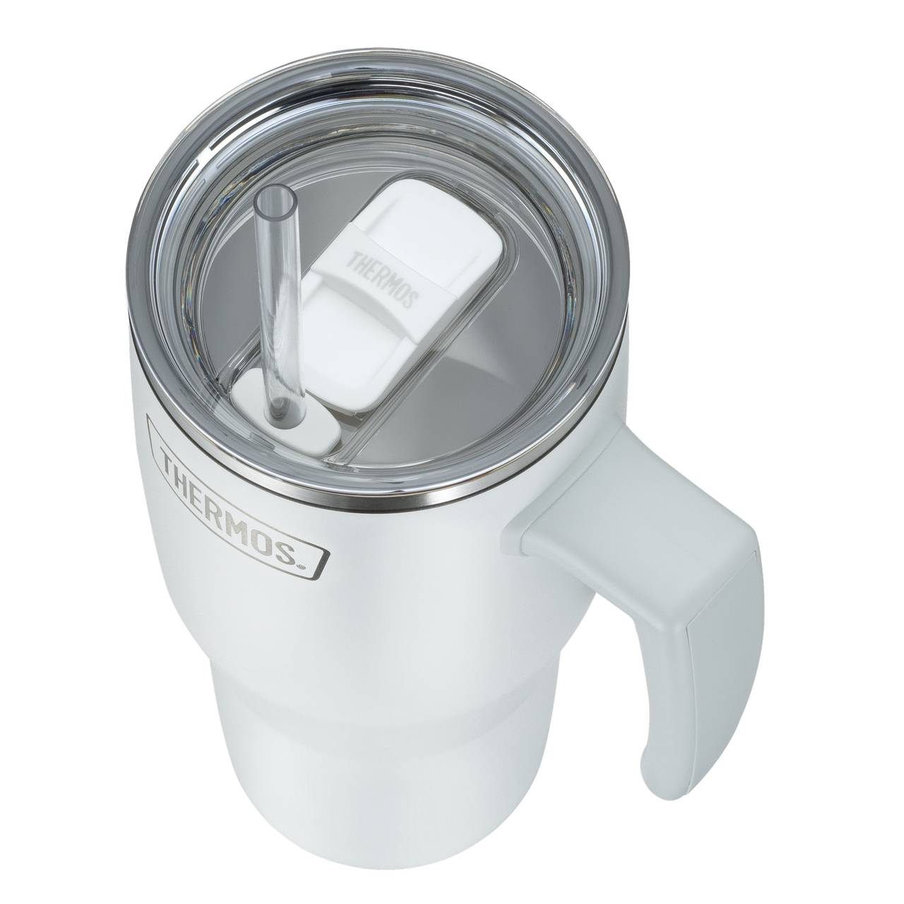 Auf dem Bild ist ein weißer Thermobecher zu sehen, der einen Henkel und einen durchsichtigen Deckel mit einem abnehmbaren weißen Einsatz hat. Der Deckel hat einen integrierten Strohhalm. Die Marke "THERMOS" ist außen aufgedruckt.