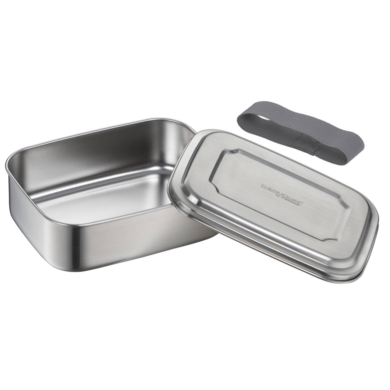 Es ist eine rechteckige Brotdose aus Metall, die geöffnet ist, sodass der Deckel daneben liegt. Neben der Dose befindet sich ein graues elastisches Band, vermutlich zur Sicherung des Deckels.