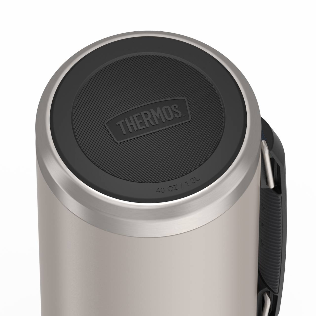 Das Bild zeigt die Oberseite einer silbernen Thermosflasche mit einem schwarzen Deckel, auf dem das Wort "THERMOS" eingeprägt ist. Rechts ist ein Trageriemen oder Griff zu sehen.